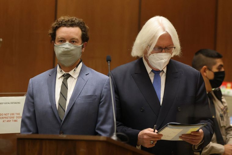 Danny Masterson con su abogado , en tribunales.