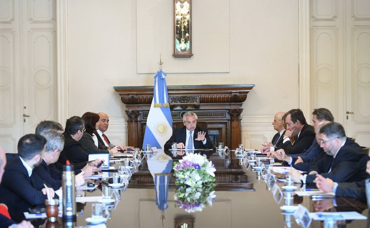 FOTO: Fernández encabeza una reunión de Gabinete tras el anuncio de renuncia de Manzur.