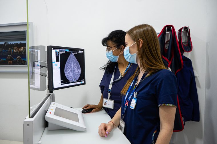 FOTO: Evaluación de mamografía en Hospital Privado Universitario de Córdoba.