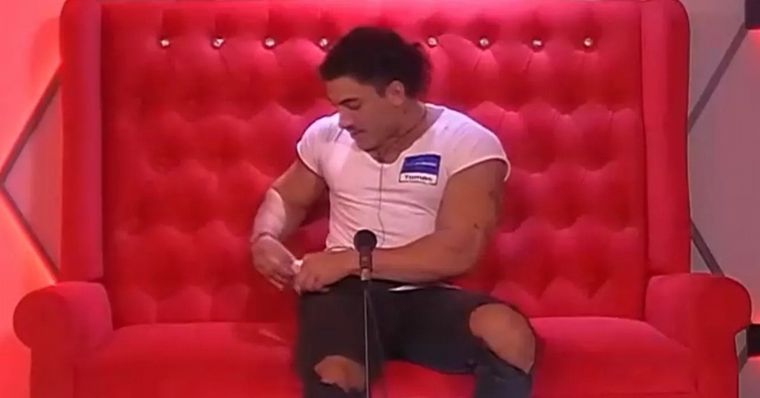 ¿Qué le puso la madre en el bolsillo a uno de los participantes? (Captura de video)