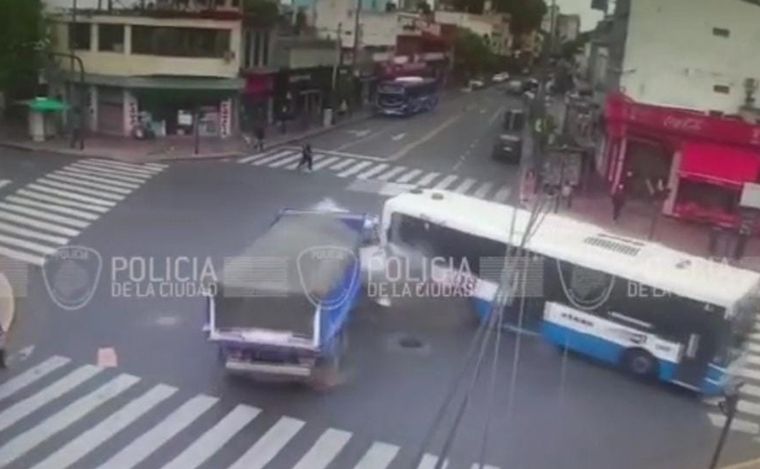 FOTO: Diez heridos al chocar un colectivo y un camión en Villa Devoto (captura de video)