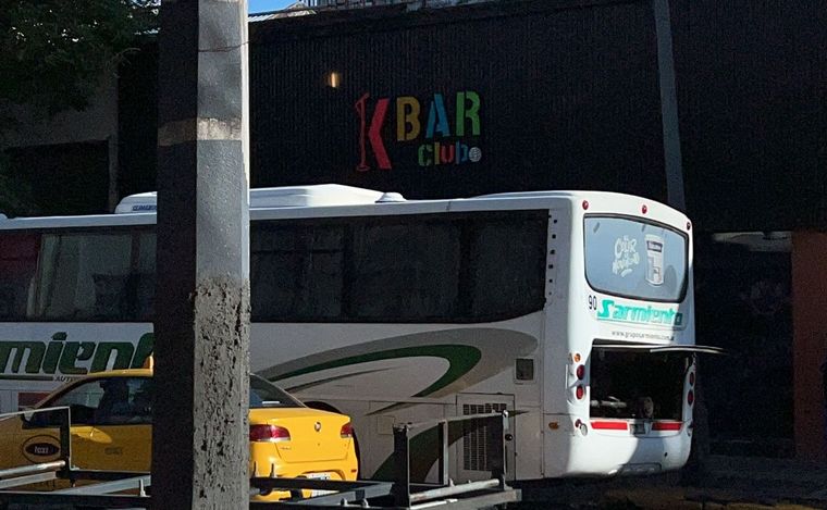 Un coche de la empresa Sarmiento detenido por un desperfecto.