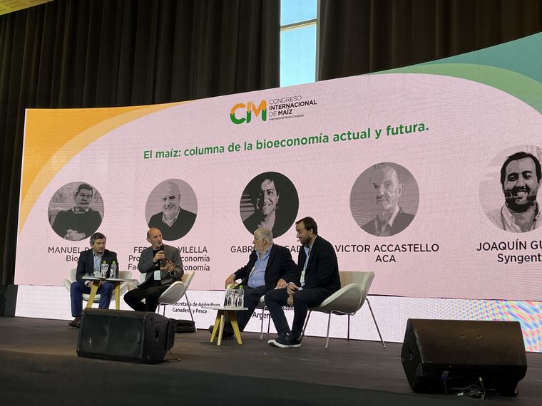 Vilella, tercero de izquierda a derecha, durante el panel