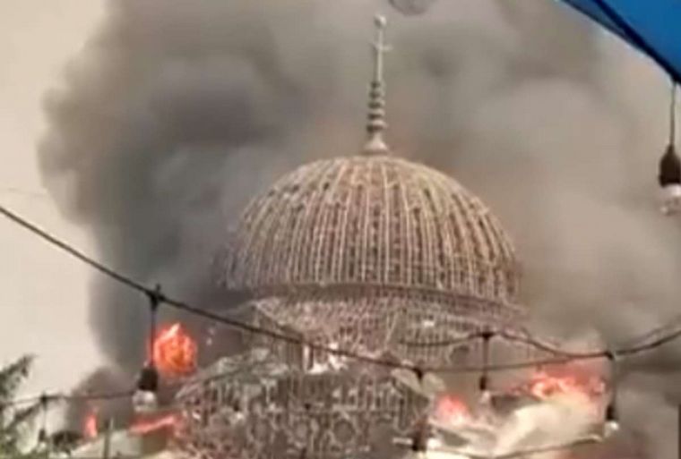 FOTO: Un incendio hace colapsar el domo de una mezquita en Yakarta (Foto: El Telégrafo)