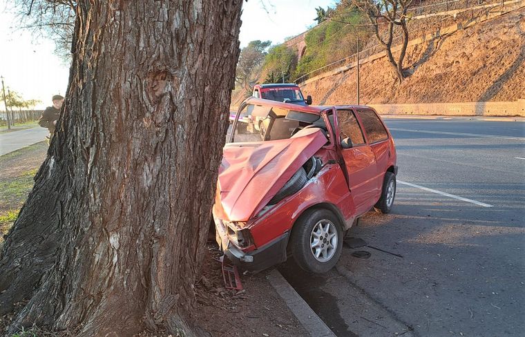 El Fiat Uno quedó con la trompa destrozada por el impacto del choque.