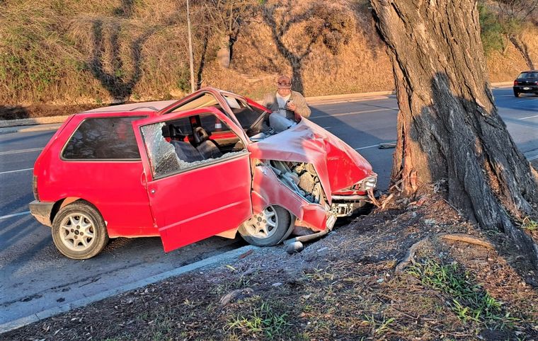 FOTO: El Fiat Uno quedó con la trompa destrozada por el impacto del choque.