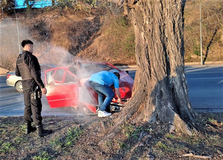 El Fiat Uno quedó con la trompa destrozada por el impacto del choque.