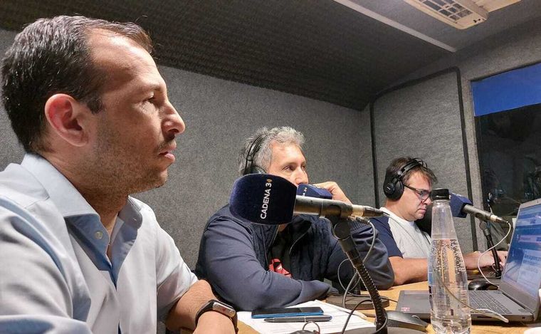 Iván Núñez en el estudio móvil de Cadena 3 en Río Tercero