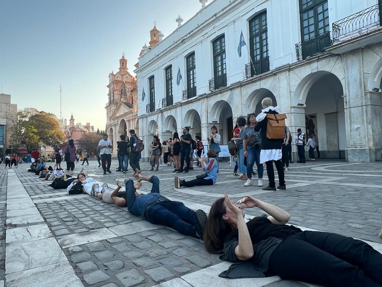 FOTO: Protestas por la suspensión de la feria del Mercado de Arte Córdoba