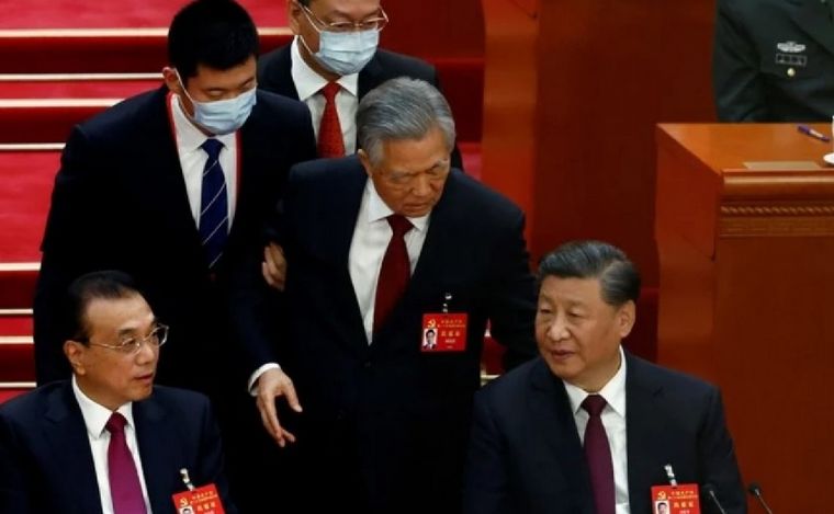 FOTO: Echaron al expresidente Hu Jintao de una ceremonia del Partido Comunista chino.