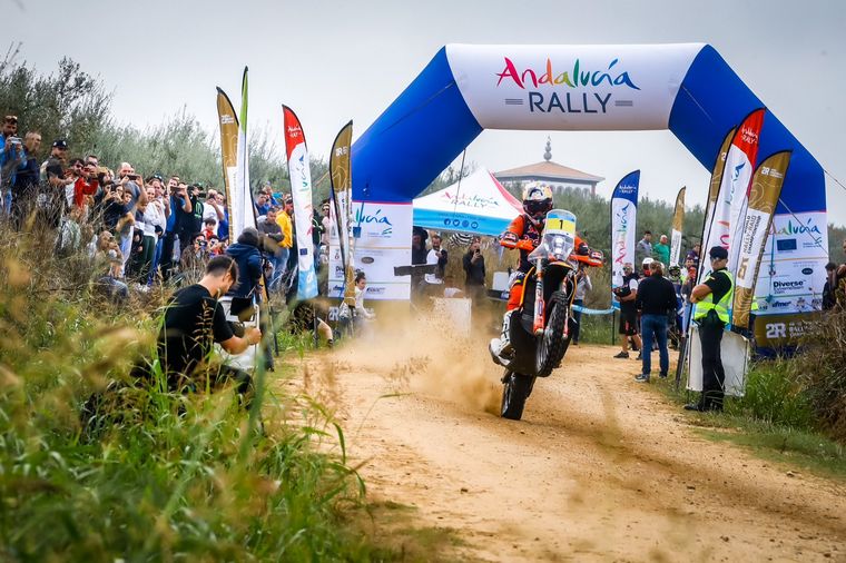 Gran etapa de Kevin Benavides para ponerse a tiro de la victoria