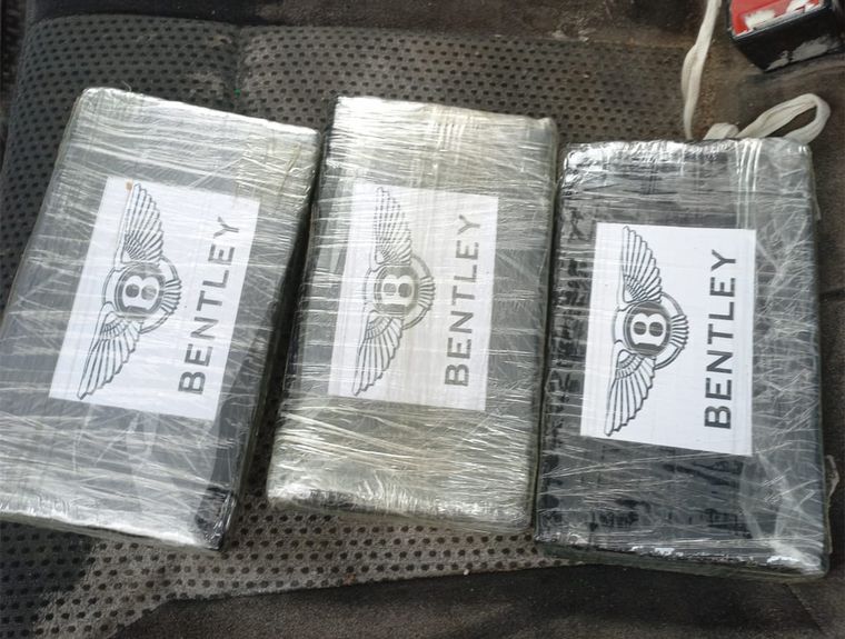 FOTO: Una mujer fue detenida con tres paquetes que contenían total de 3.246 kg de cocaína. 