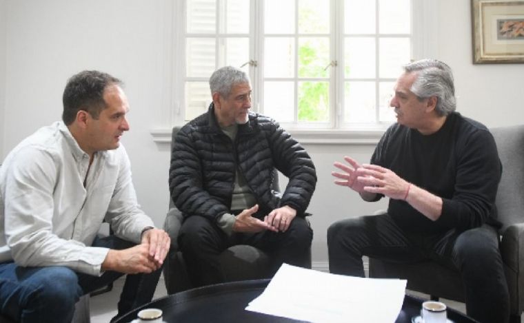 FOTO: Alberto Fernández junto al ministro saliente (medio) y su reemplazante (izquierda).