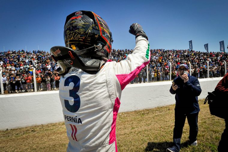 Pernía celebra con el público que colmó la grada del Cabalén