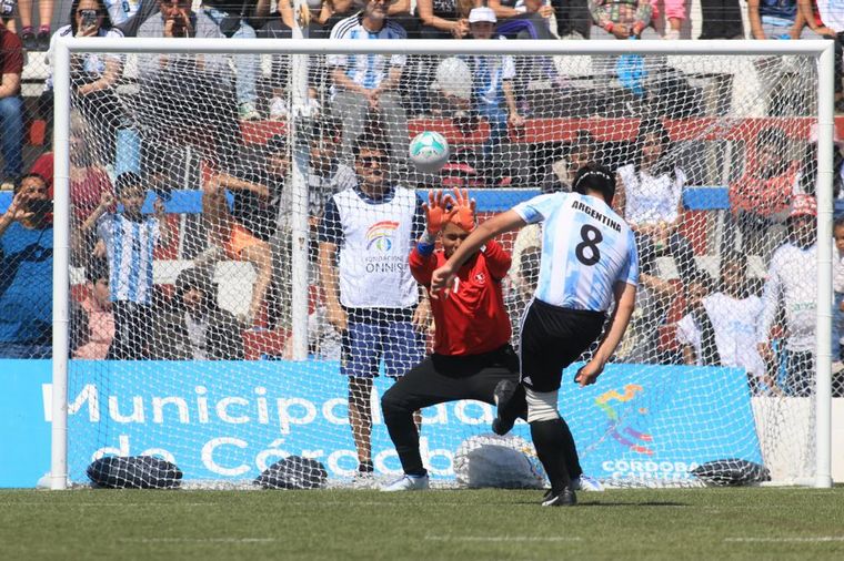 Los Murciélagos golearon a Perú en Córdoba.