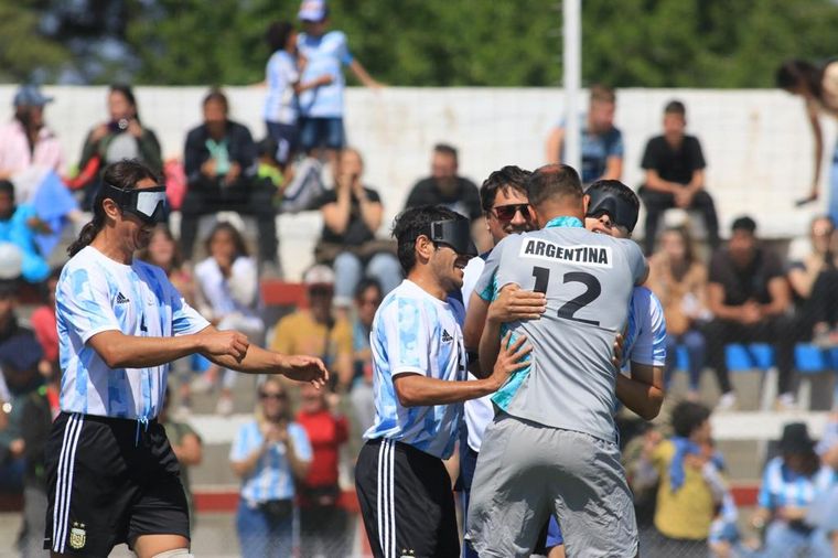 FOTO: Argentina debutó con un gran triunfo.