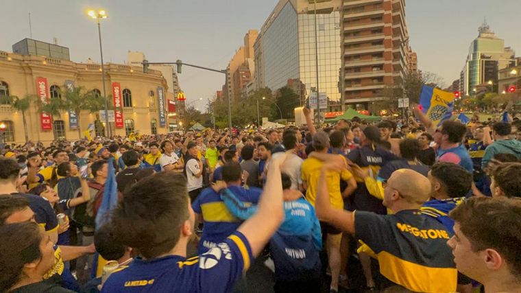 FOTO: Una multitud se congregó en el Patio Olmos para celebrar el título de Boca.