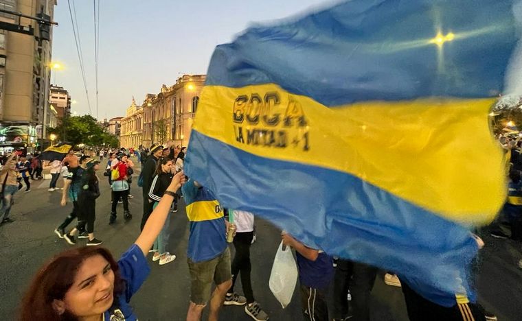 FOTO: Una multitud de hinchas de Boca festejaron el título frente al Patio Olmos en Córdoba