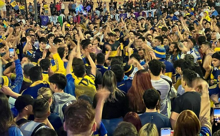 FOTO: Una multitud de hinchas de Boca festejaron el título frente al Patio Olmos en Córdoba