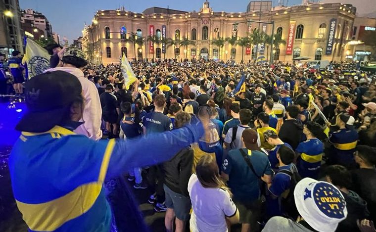 FOTO: Las calles de Córdoba se tiñeron de azul y oro tras la vuelta olímpica boquense.