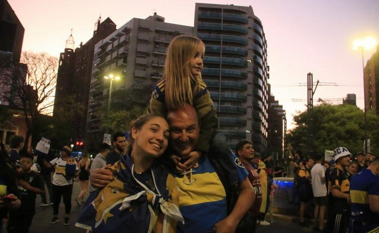 FOTO: Las calles de Córdoba se tiñeron de azul y oro tras la vuelta olímpica boquense.