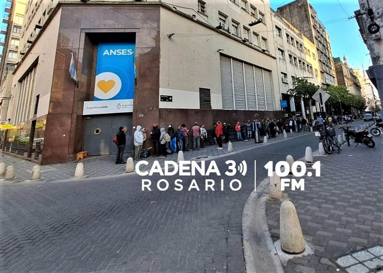 Muchas personas fueron a pedir el bono de $45.000 de refuerzo alimentario da Anses.