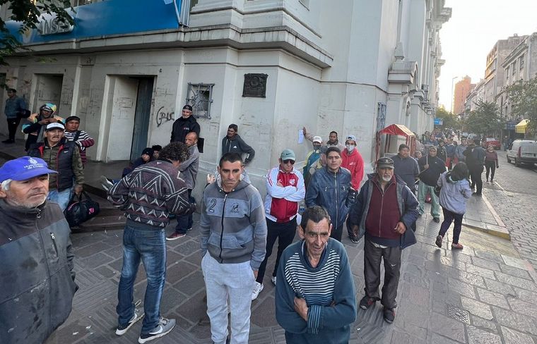 FOTO: Largas filas en la Anses Córdoba (Foto: archivo)