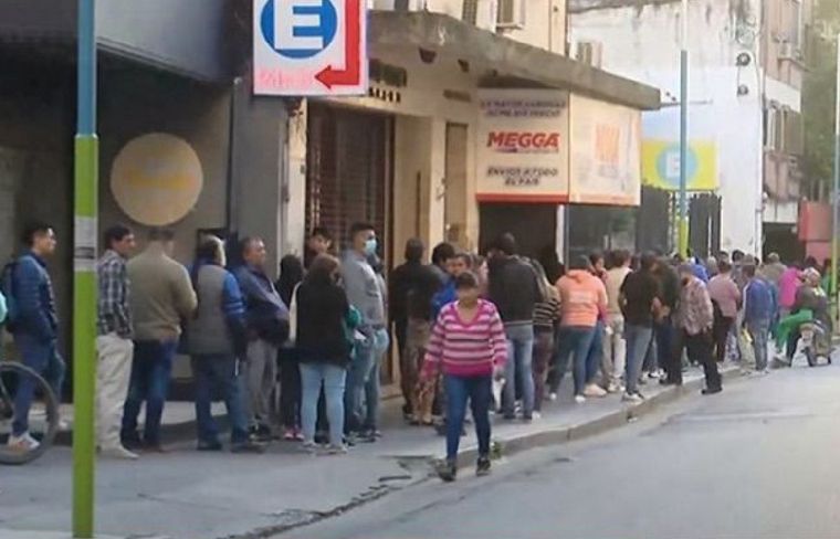 FOTO: Larga fila en la sede de Anses de Tucumán