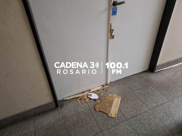Puertas violentadas por los delincuentes que entraron a robar al edificio de oficinas