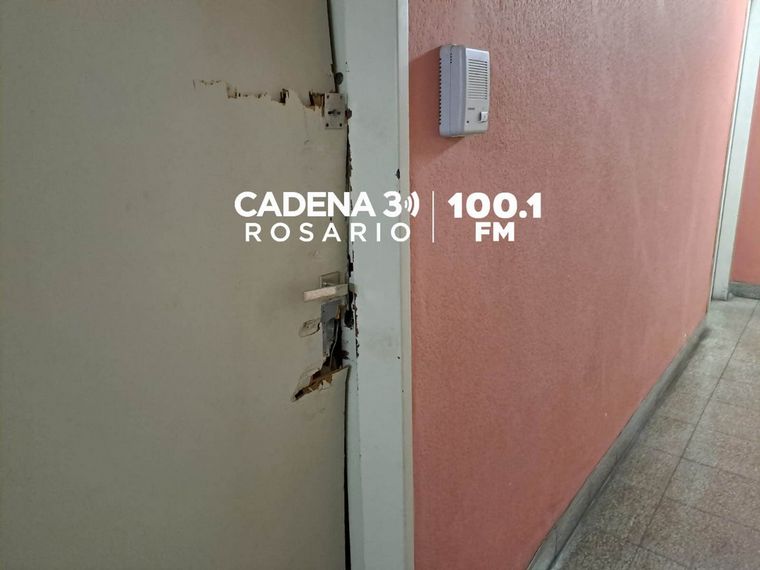 Puertas violentadas por los delincuentes que entraron a robar al edificio de oficinas