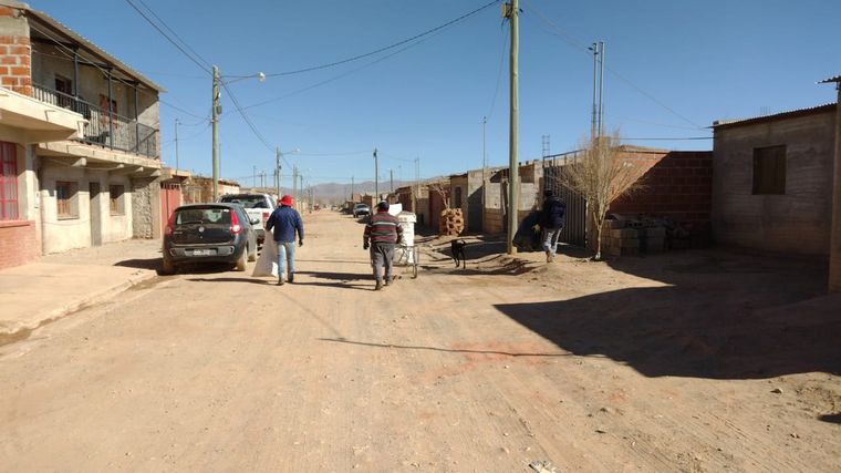 Ex mineros armaron una cooperativa y fabrican adoquines de plástico reciclado