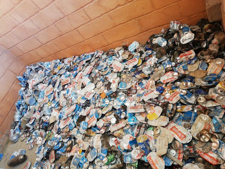 Ex mineros armaron una cooperativa y fabrican adoquines de plástico reciclado