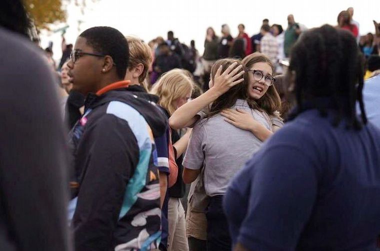 FOTO: Un joven irrumpió a los tiros en una escuela de EE.UU. y mató a 2 personas. Foto: AP