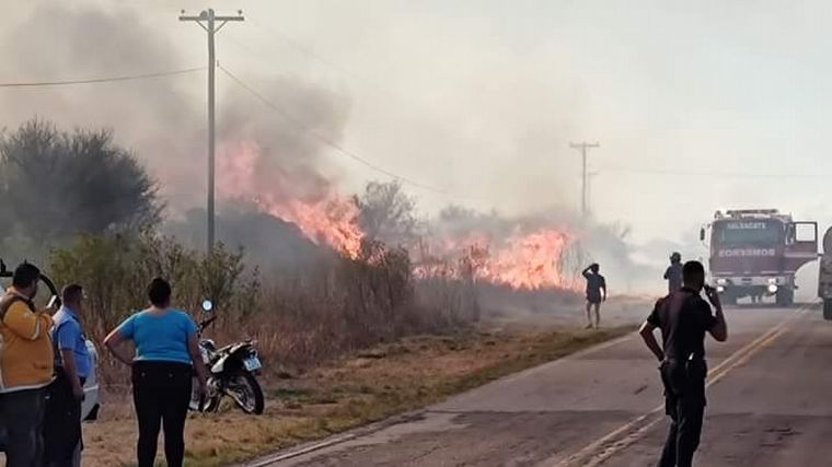 FOTO: Dos aviones hidrantes trabajaron en el combate al incendio en Salsacate.