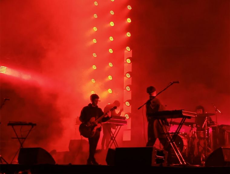 Peces Raros ofreció un show contundente y una puesta especial que cautivó al público.