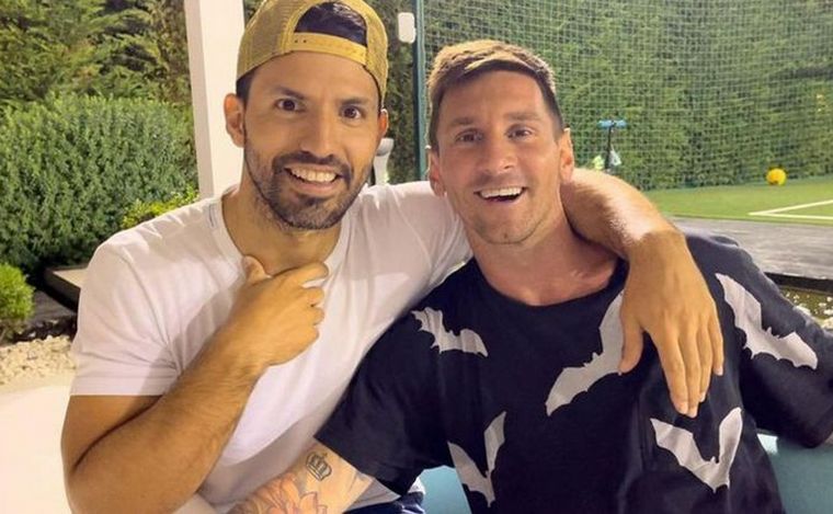 FOTO: El Kun y Messi, una amistad de años.