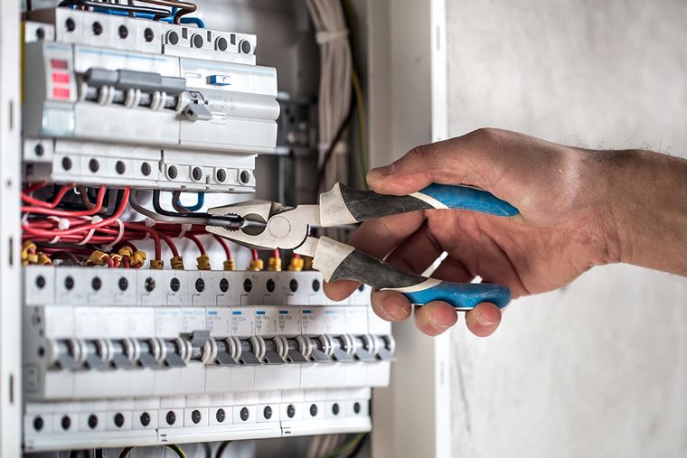 El desperdicio eléctrico gasta un 40% más y puede causar accidentes(Freepikl/Edisur)