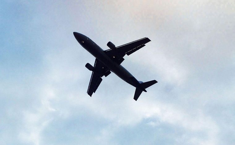 Se viene un nueva tasa a los viajes en avión: cuál es y de cuánto sería