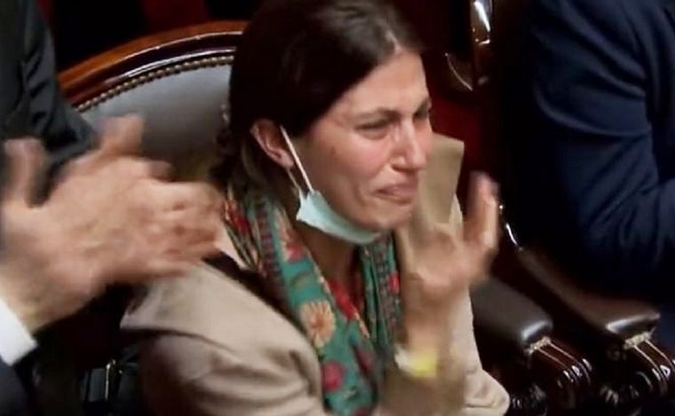 FOTO: La diputada Camila Crescimbeni lloró mientras se discutía el Presupuesto. (Captura)