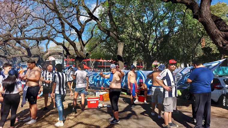 FOTO: Los hinchas de Talleres coparon el Parque Independencia de Rosario.