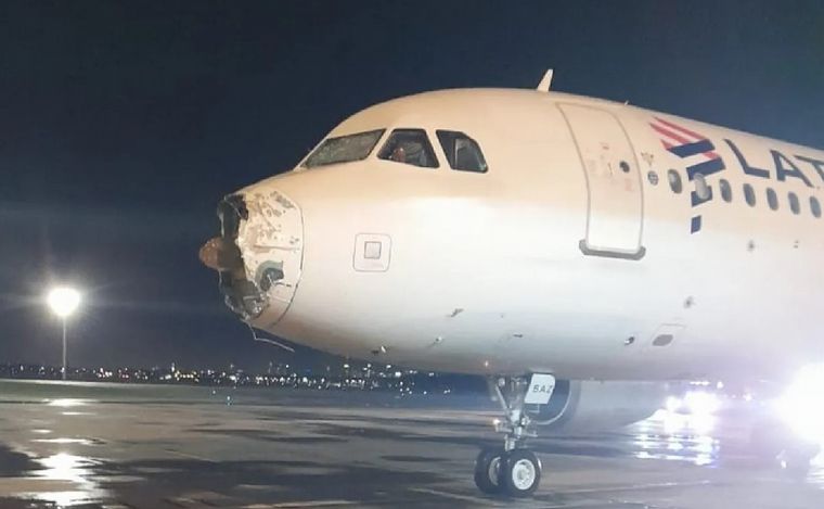 Así quedó el frente del avión (Foto: Twitter)