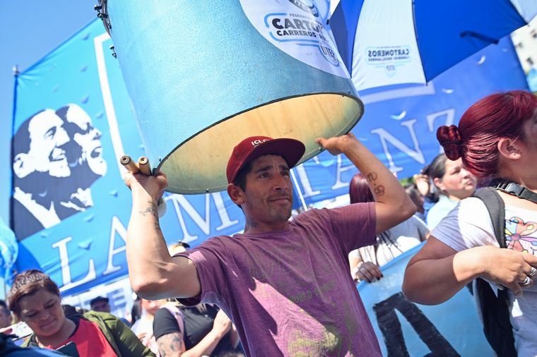 La Mesa Nacional de Barrios Populares se movilizó al Parlamento. 