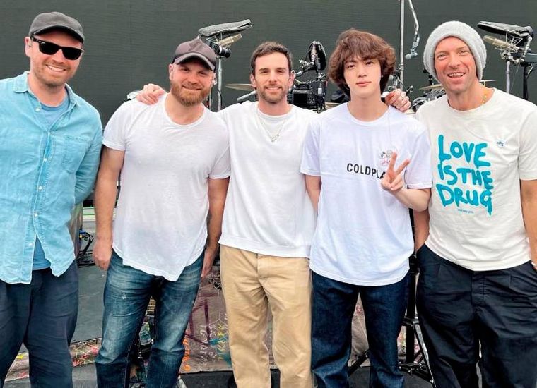 FOTO: Locura en Buenos Aires ante la llegada de Jin, de BTS, para el show de Coldplay
