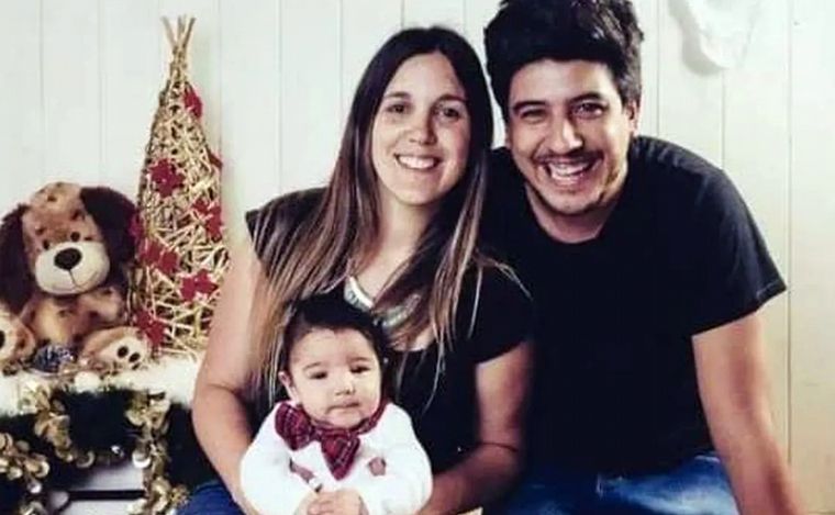 Florencia Doménico y Gastón Farías, junto a su hijito (Foto: Facebook)