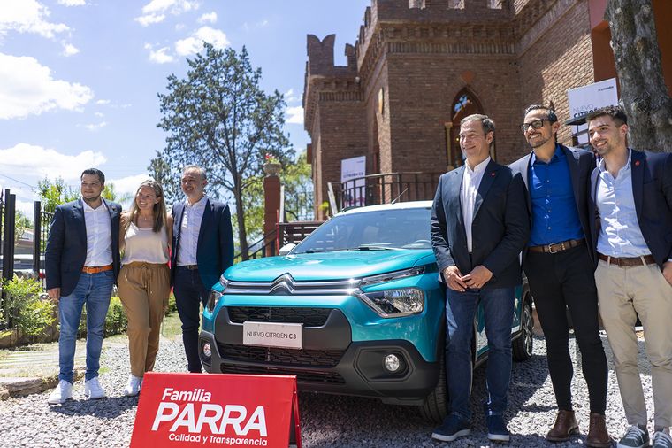 Familia Parra y directivos de Citroën en Villa Allende (Cba)