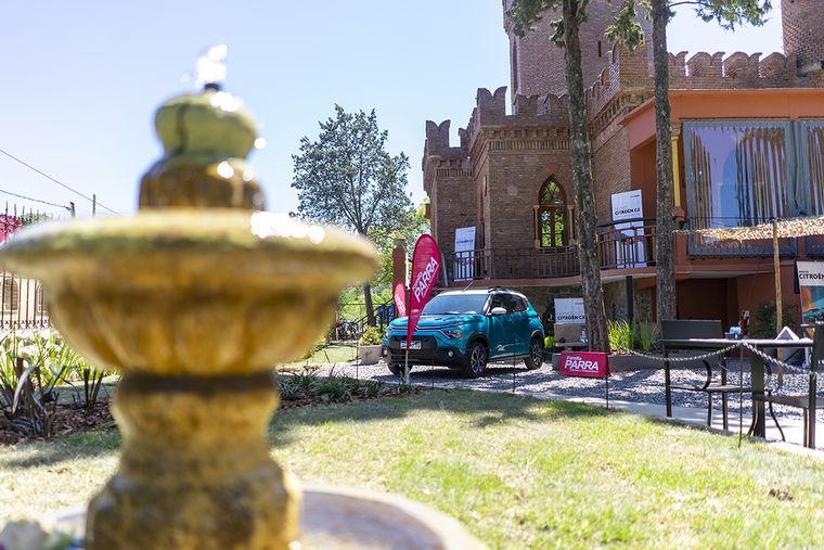 Castillo Croque Madame junto al Nuevo C3 en Villa Allende, Córdoba.