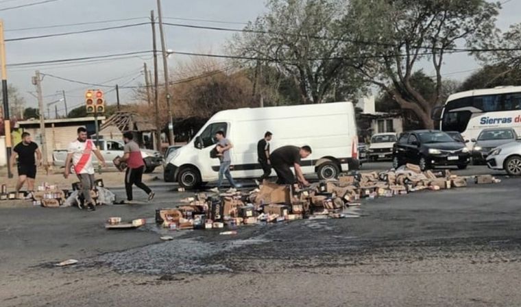 FOTO: Volcó un camión de fernet y luego otro de Coca en el mismo lugar