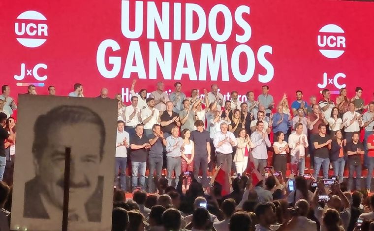 FOTO: "Unidos ganamos", el mensaje de la UCR en el acto en Costa Salguero.