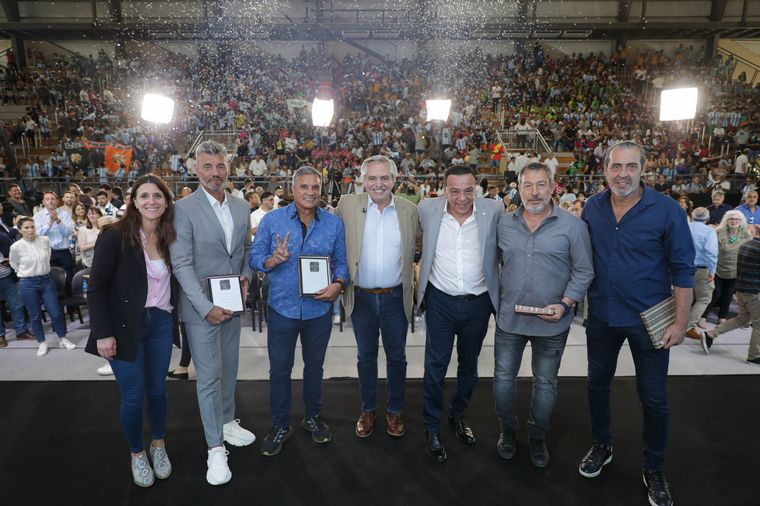 FOTO: Alberto Fernández con alguno de los campeones del mundo del 86.