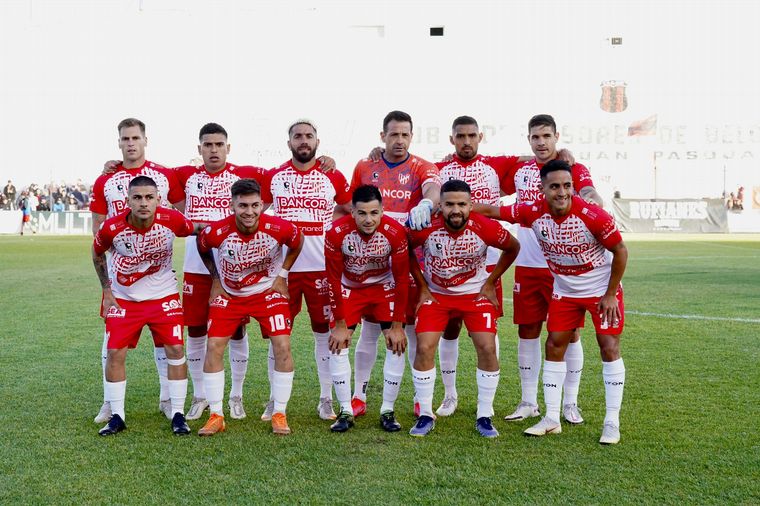 Los once de Instituto en su visita a Defensores de Belgrano. (Foto: IACC)